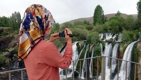 Baharda Coşan Muradiye Şelaleşine Fotoğraf İlgisi