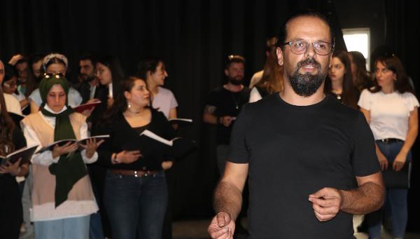 Sanata dikkat çekmek için kafede konser verdiler