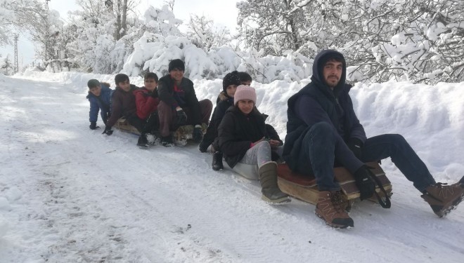 Gevaşlı gençlerin kızak keyfi!