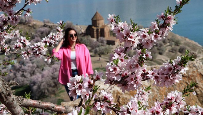 Akdamar Adası'nda ilkbahar güzelliği