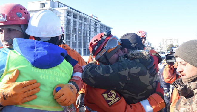 60 yaşındaki Meral Nakır, 77 saat sonra enkazdan canlı kurtarıldı (VİDEO)