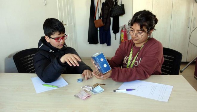 Zeynep ve Güney kardeşler, kumbaradaki parayı depremzedelere bağışladı