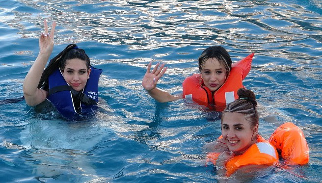İranlıların Van Gölü’nde yüzme keyfi