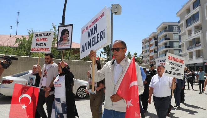 Van'da evlat eylemine katılan anne: Gözlerim yolda, oğlumu istiyorum