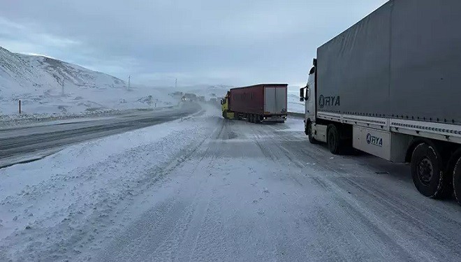 Tendürek Geçidi kardan kapandı, çoğu TIR onlarca araç mahsur kaldı