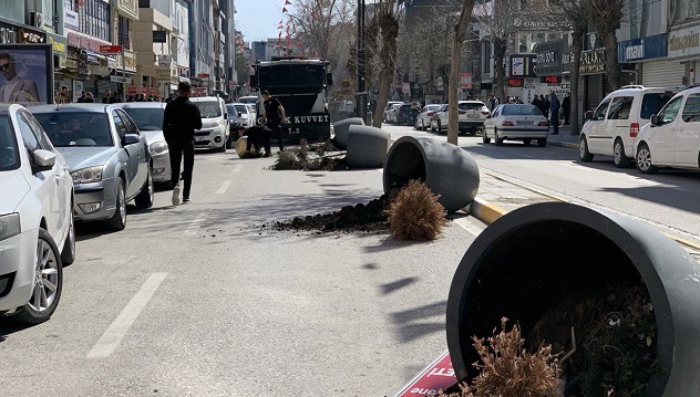 Van sokakları savaş alanına döndü! Zeydan kararı protesto ediliyor