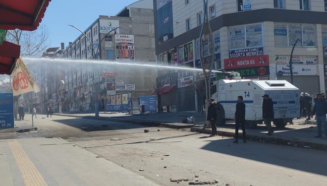 Van’da izinsiz gösterilere polis müdahale ediyor