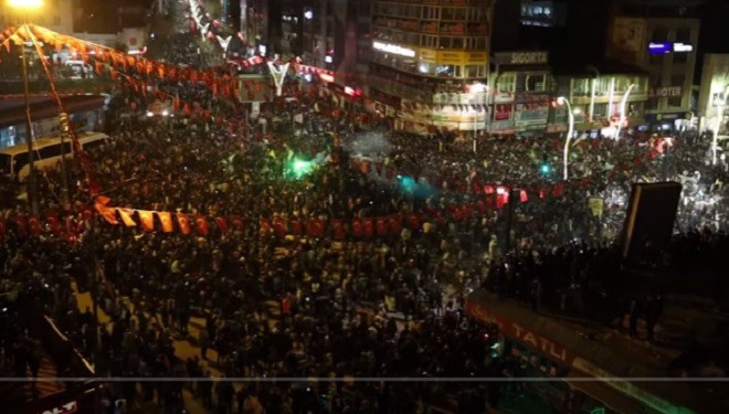 Van'da yüz binler sokakta: YSK'nın 'Zeydan' kararı kutlanıyor