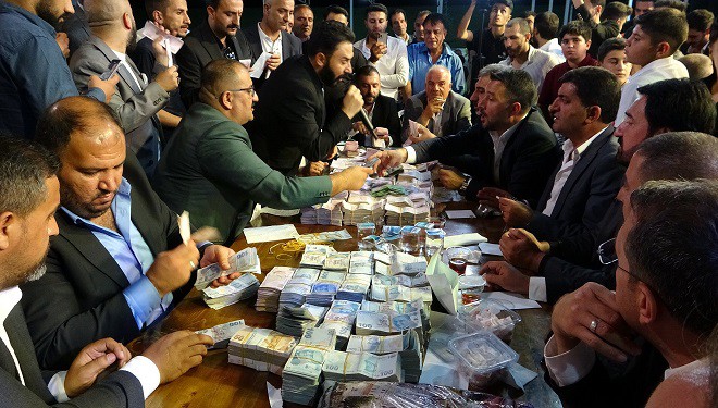 Van'da yapılan düğünde geline 3 kilo altın, damada 12 milyon TL takı takıldı