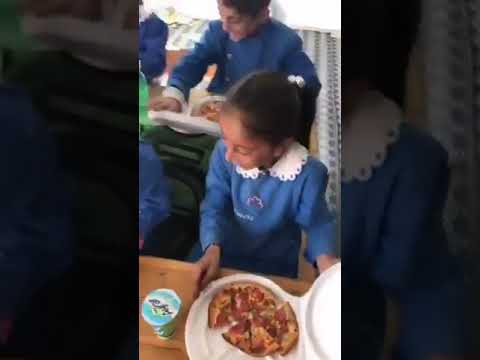 İlk defa pizza gören öğrenci, öğretmenim bu nasıl yeniyor (VİDEO)