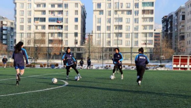 Van'da ailelerinin ikna edildiği kadın futbolcular, 3'üncü Lig'e hazırlanıyor