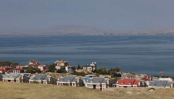 Van Gölü’nün kıyısında, yeşilin ve mavinin buluştuğu şehir: Edremit