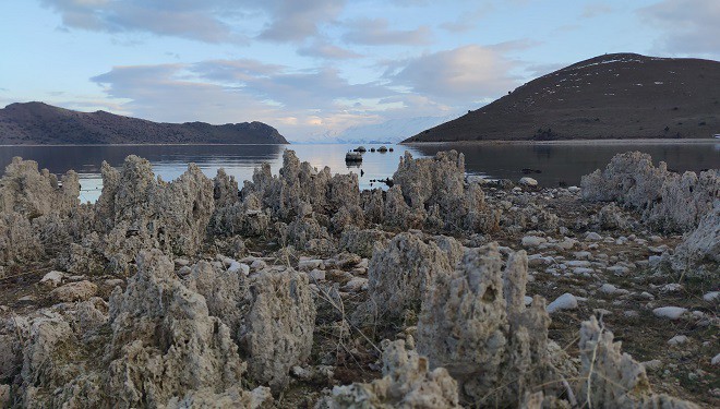 Van Gölü'ndeki çekilmeyle ortaya çıkan mikrobiyalitler balıkçılar için tehlike oluşturuyor