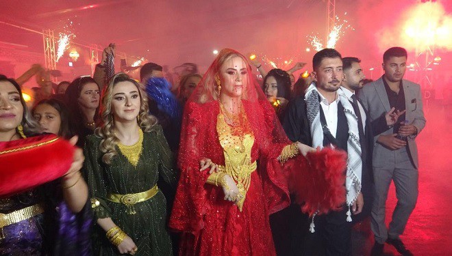 Van'da aşiret düğününde geline 3 kilo altın, damada 3 milyon TL takıldı