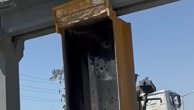 Van'da damperi açılan kamyon üst geçide takıldı