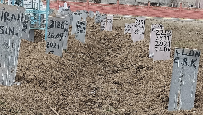Dört buçuk yaşındaki Zehra Van’daki ‘Kimsesizler Mezarlığı’na gömülen annesine mezar taşı yaptırmak için para biriktiriyor