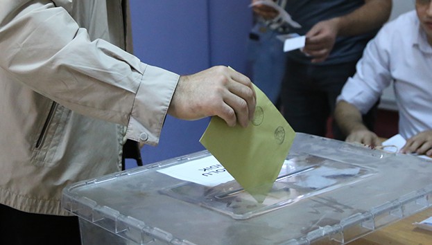 Sahte oy kullananlara karşı çıkan vekil saldırıya uğradı