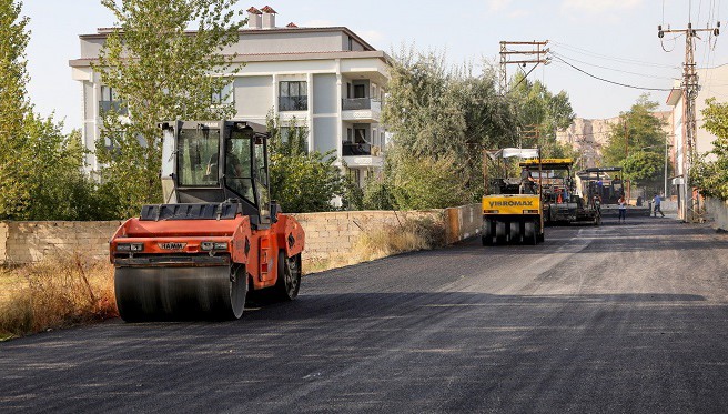 Edremit’te asfalt çalışmalarını sürdürüyor