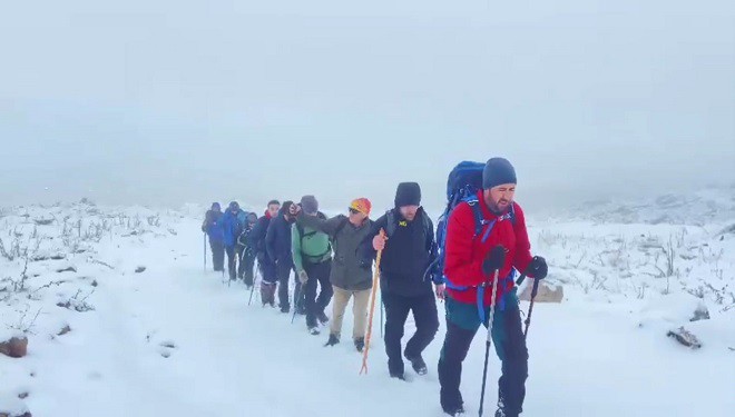 Aktivistler kar ve tipiye rağmen Esruk Dağı’na tırmandı