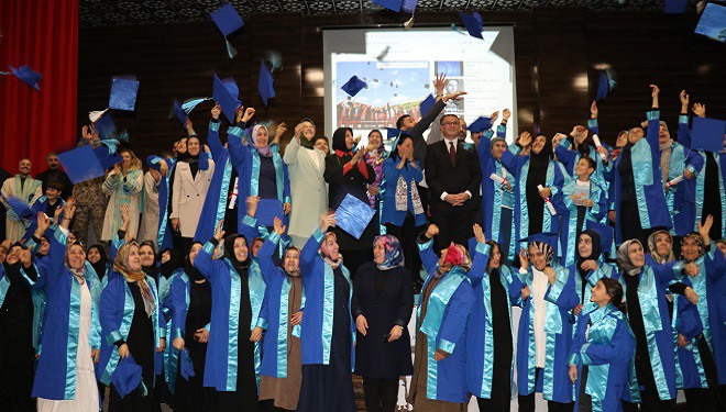 Van’da “Anne Üniversitesi” ilk mezunlarını verdi