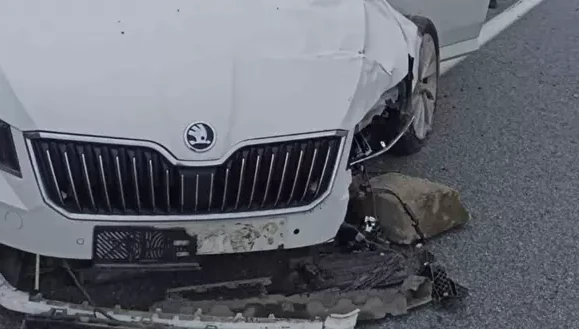 Otomobil refüje çarptı: 2 yaralı