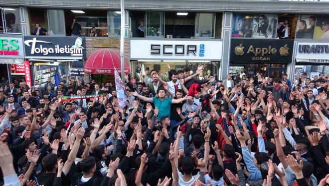 Vanspor taraftarı galibiyeti kutladı