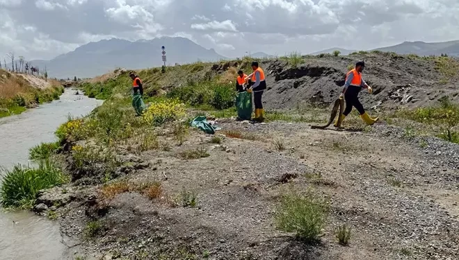Van Büyükşehir Belediyesi inci kefali göç güzergahındaki dereleri temizledi