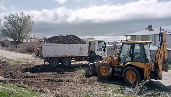 Erçek'te 72 kamyon atık ve çöp toplandı