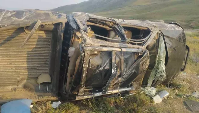 Başkale’de MEB personelini taşıyan kamyonet takla attı: 4 yaralı
