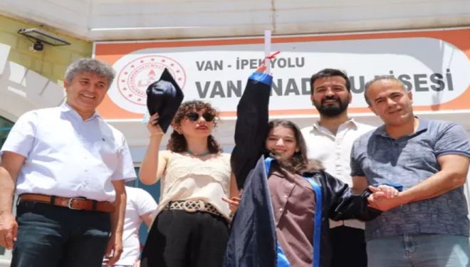 Okulundaki kampanyayla ameliyat olan Elif Eylül'ün mezuniyet sevinci