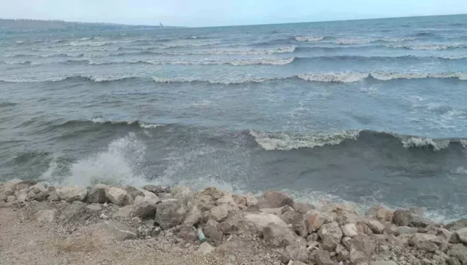 Van Gölü rüzgarla coştu: Dalgalar sahili dövdü