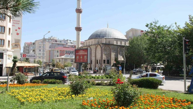 Van’daki cadde ve kavşaklar çiçek açtı