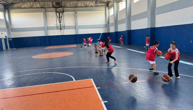 Vanlı minikler basketbol ile yaz tatillerini değerlendiriyor