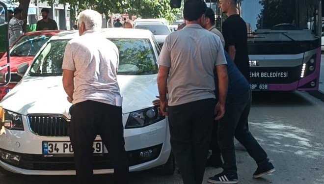 Duyarsız sürücü trafiği kilitledi