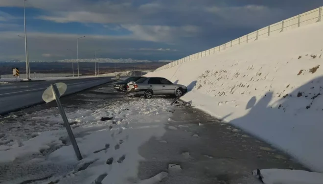 Van'da buzlanmış yolda zincirleme kaza; 5 yaralı