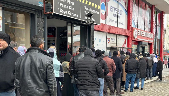 Van’da birçok kişi sabahın erken saatlerinde ucuz et için sıraya giriyor