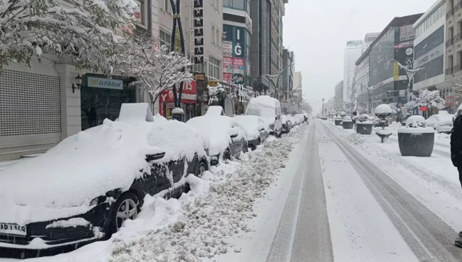 Van kar yağışı: 569 yol kapandı, uçak seferleri iptal edildi