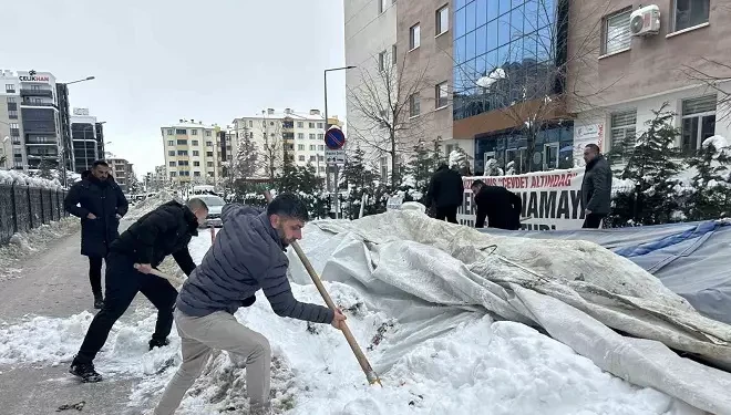 Van’da işten çıkarılan işçilerin eylem çadırı kar yağışı nedeniyle çöktü