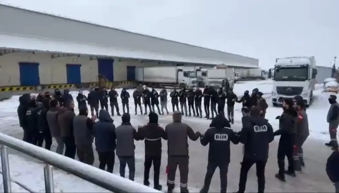 BİM depo ve sevkiyat çalışanları, Van'da iş yavaşlatma eylemi başlattı
