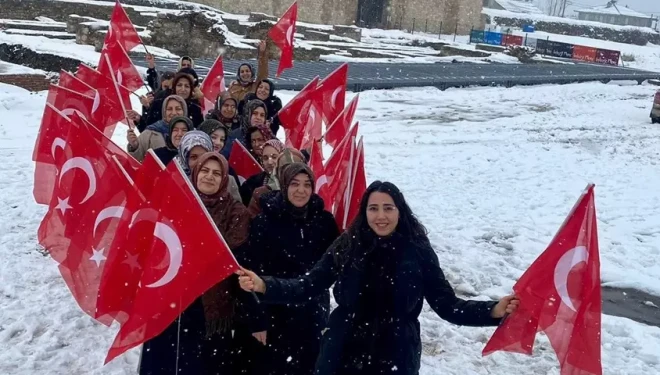 Van Kalesi’nde kadınlardan bayrak sevgisi yürüyüşü