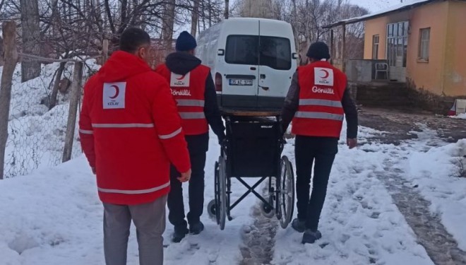 Kızılay’dan gazi eşine tekerlekli sandalye desteği