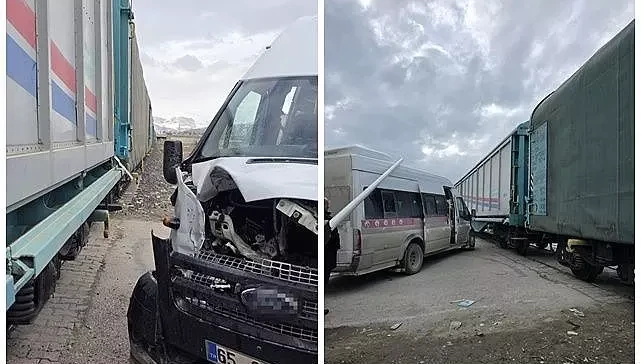 Van’da faciadan dönüldü: Tren ile okul servisi çarpıştı