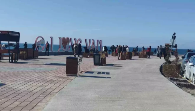 Van’da bahar havası: Vatandaşlar sahile akın etti