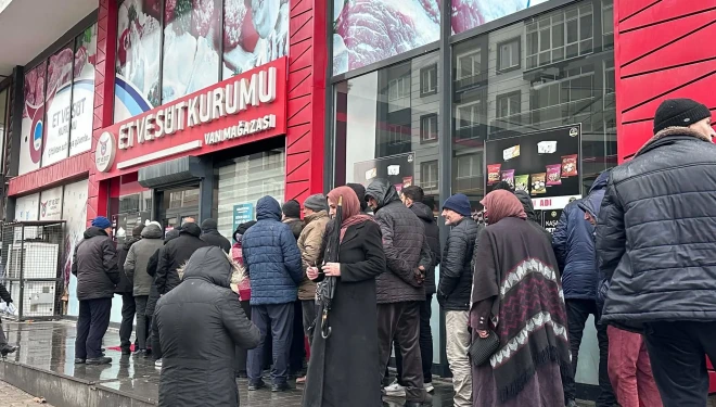 Van'da Et ve Süt Kurumu Mağazası Önünde "Ucuz Et" Kuyruğu...
