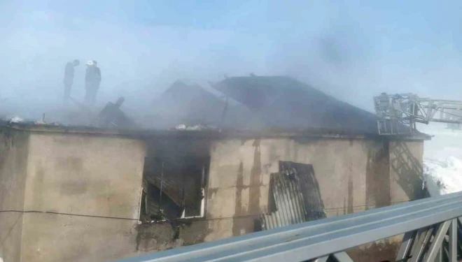 Çaldıran’da ev yangını