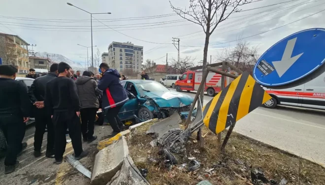 Van’da iki otomobil çarpıştı: 2 yaralı