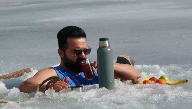 Maceracı öğretmen buzu kırıp girdiği suda çayını yudumladı