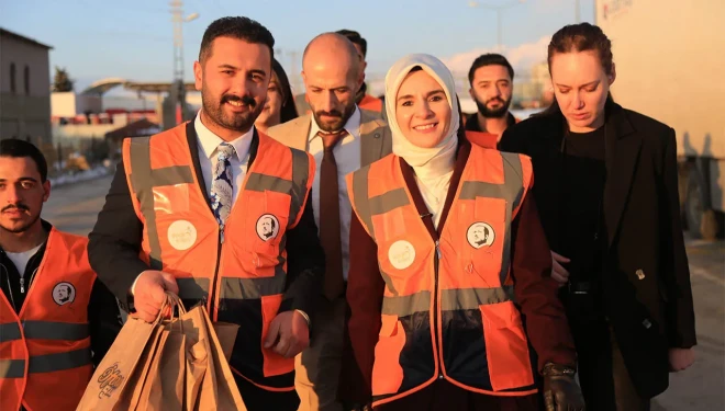 Bakan Göktaş, Van’da gençlerle iftarlık dağıttı, hastanede çocukları ziyaret etti