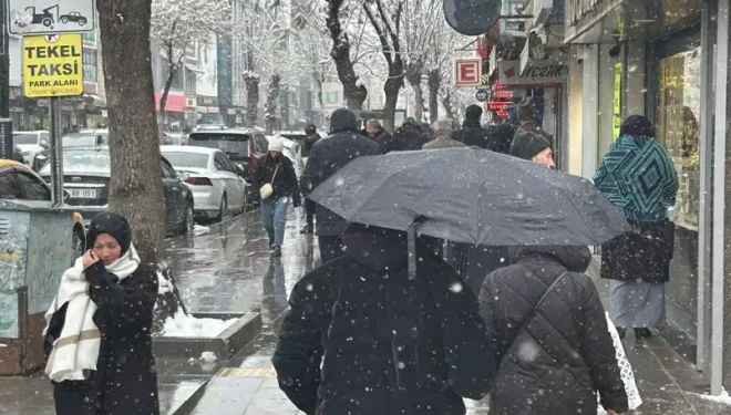 Van’da yoğun kar yağışı etkisini sürdürüyor