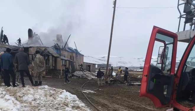 Başkale’de ev yangını